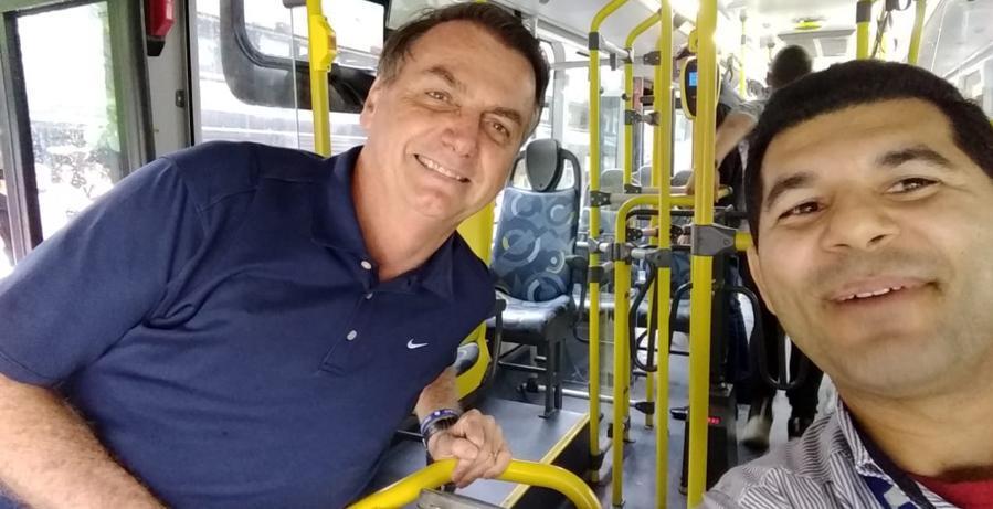 SP: Bolsonaro anda de ônibus no Guarujá onde passou o feriado do carnaval 4 bolsonaro onibus 1