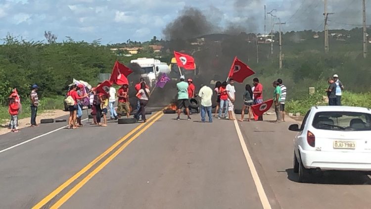 Carreta tombada e protestos do MST afetaram o trânsito em BRs na Grande Natal 5 406 750x422 1