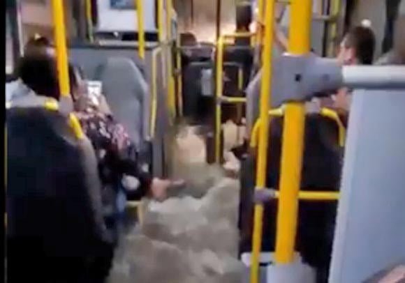 SP: Ônibus circulam durante alagamento na Baixada Santista e vídeo viraliza na internet 7 Sem Título 1 4