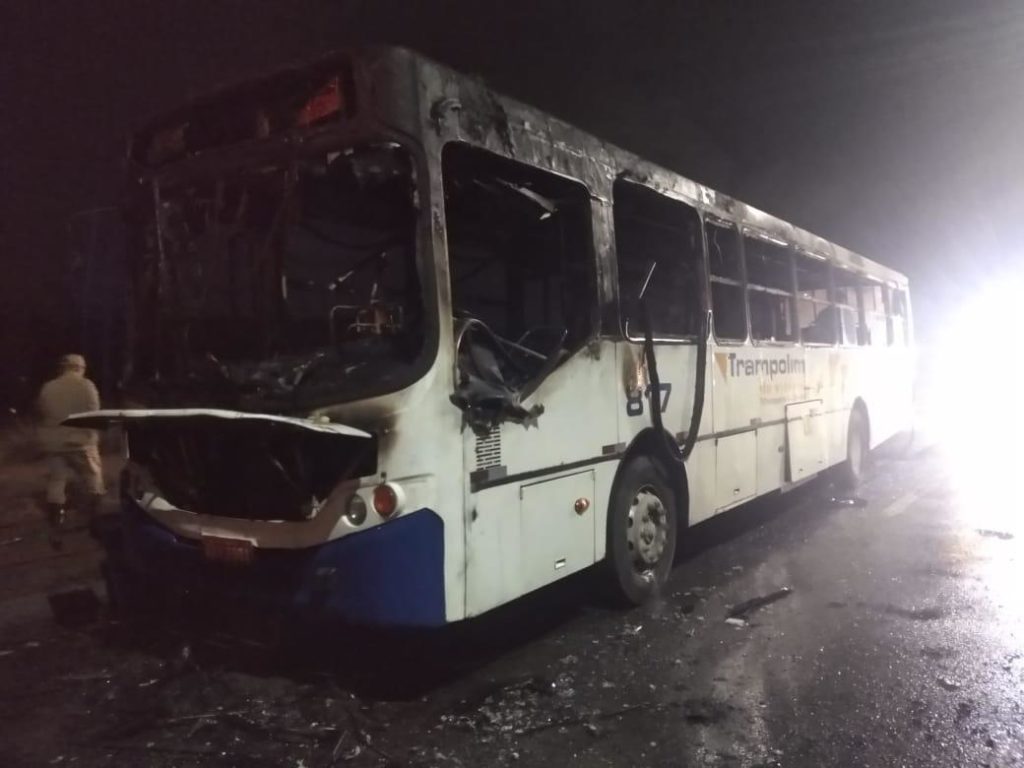 Ônibus da Trampolim da Vitória pega fogo no Aeroporto de São Gonçalo 6 WhatsApp Image 2020 03 06 at 19.00.22