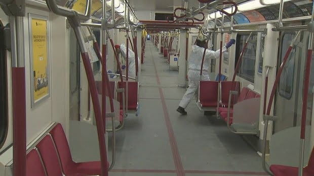 Coronavírus: Trens e ônibus devem ser desinfetados a cada viagem, sugere especialista 9 funcionario desinfeta o metro de toronto no canada1
