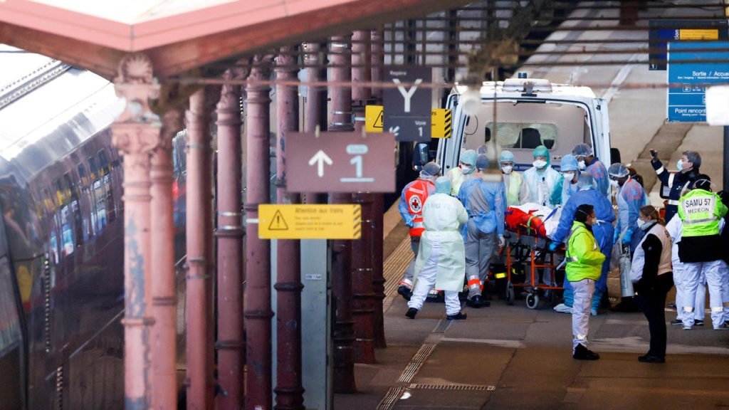 França transforma trem-bala em ambulância para transportar doentes do coronavírus 2 w1240 p16x9 2020 03 26T074911Z 1526019300 RC2JRF9359TL RTRMADP 3 HEALTH CORONAVIRUS FRANCE TRAIN
