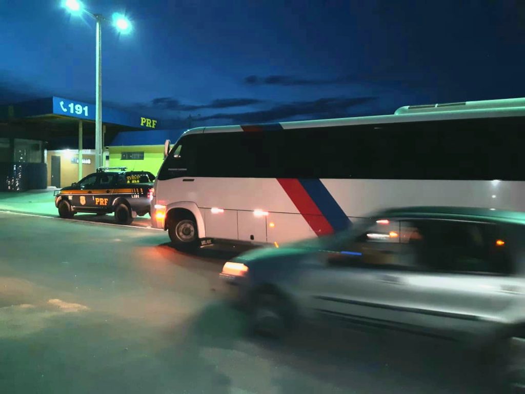 Macaíba: Dois motoristas são detidos após flagra de alternativos com passageiros em pé 8 Divulgação PRF