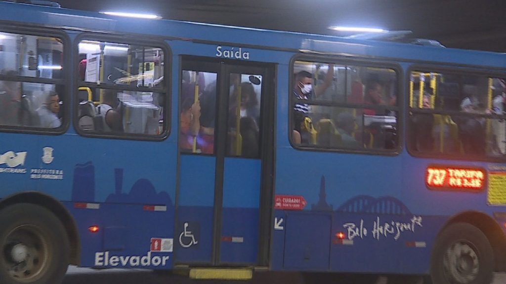 MG: Apesar de determinação da Prefeitura de Belo Horizonte, devido à Covid-19, ônibus circulam cheios, com passageiros em pé 2 Reprodução G1 Globo