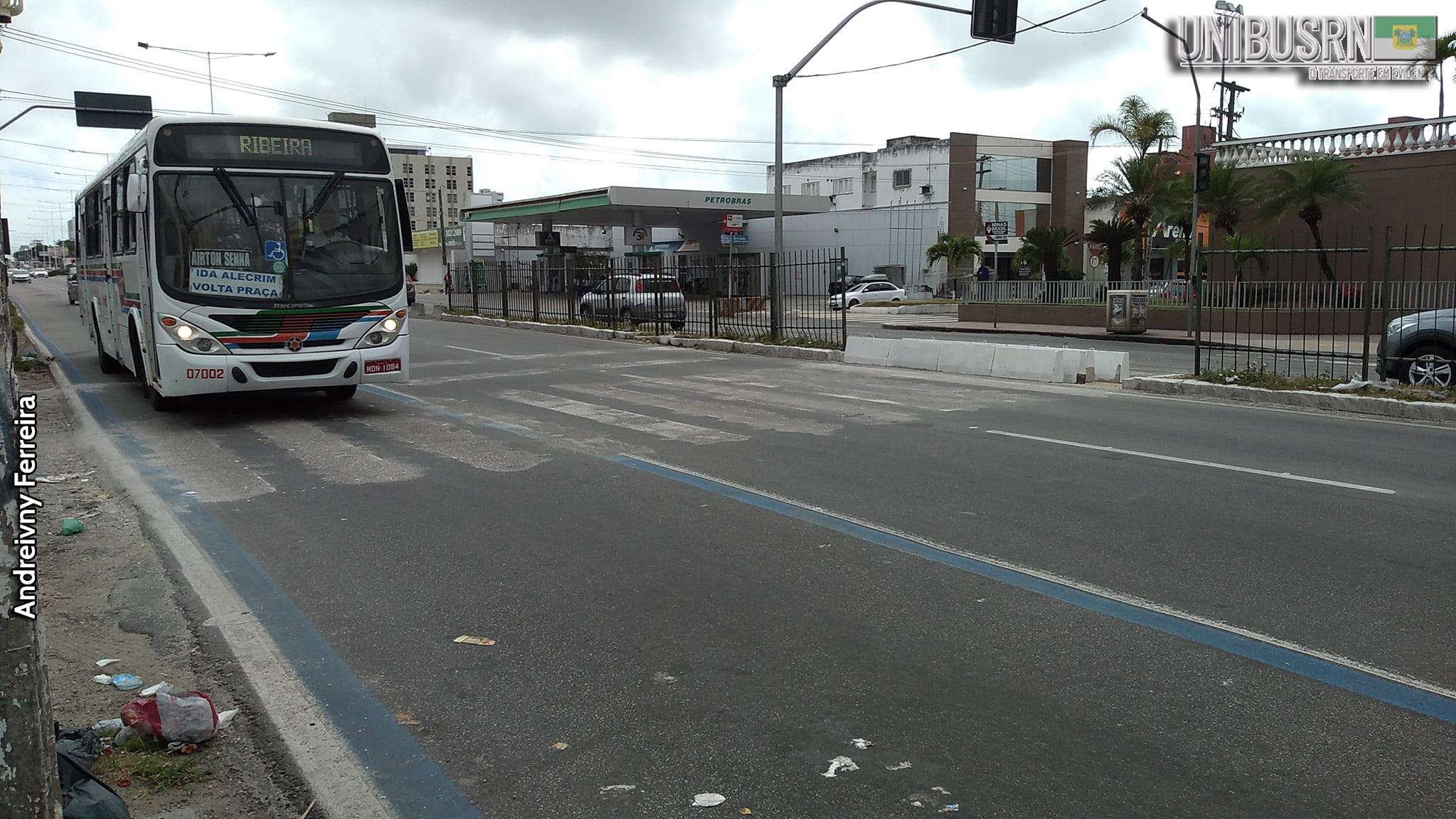 Tráfego indevido em faixas exclusivas de ônibus rende 200 multas por hora no Brasil