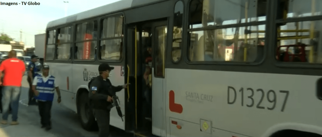 PM retira passageiros que viajam em pé nos ônibus no Rio de Janeiro 7 passeisroe 1536x657 1