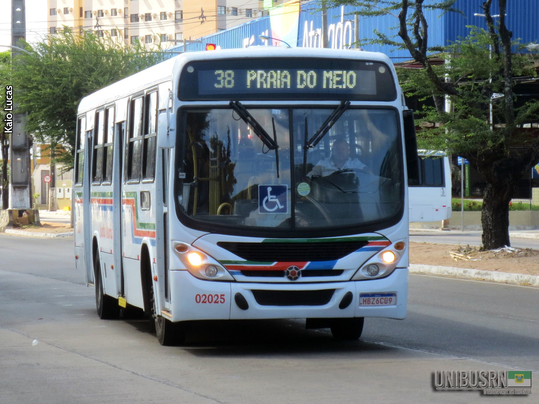 Itinerários de duas linhas de ônibus são modificados após cratera se abrir na Zona Leste de Natal