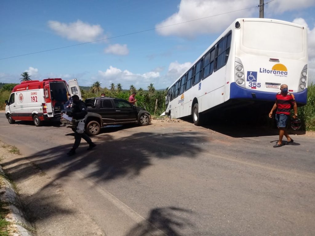 Em Nísia Floresta, ônibus da Litorânea e carro de passeio se envolvem em acidente 2 WhatsApp Image 2020 05 12 at 13.13.21