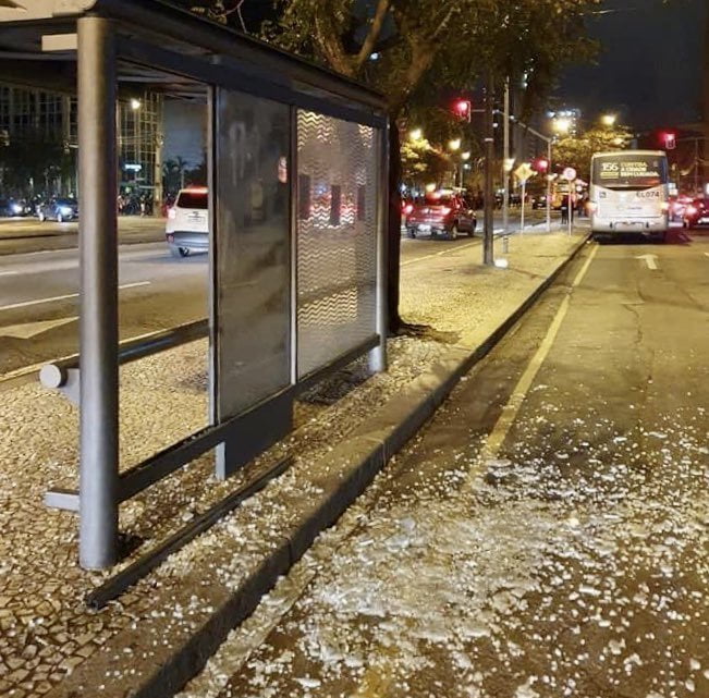 Curitiba registra depredação em 7 pontos de ônibus e duas estações-tubo destruídas, após manifestação 6 EZeN hjXQAc QbK