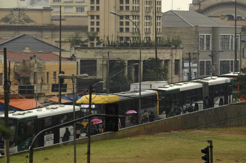Em São Paulo, prefeito ameaça demitir secretário de transportes caso ônibus permaneçam cheios 2 RR onibus paralisacao sp 20160518 011567 850x563 1
