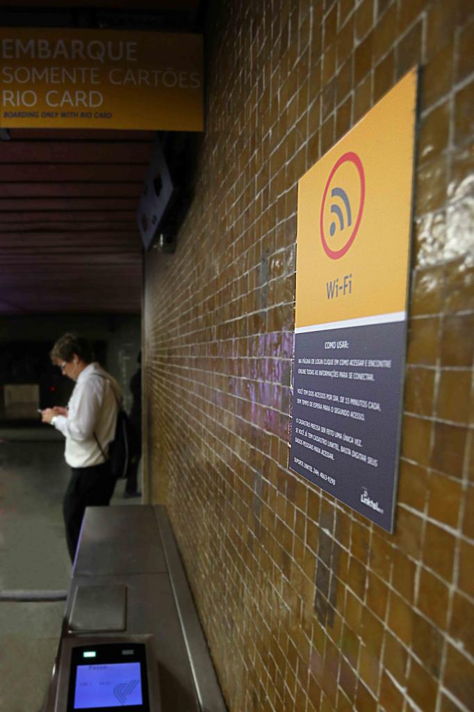 Cidade japonesa quer proibir uso de smartphone durante caminhadas 5 rio metro wf89 682x1024 1