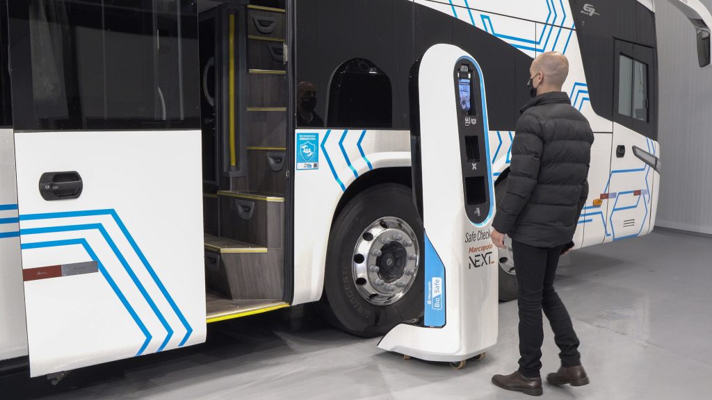 COVID-19: Marcopolo lança totem de autoatendimento para tornar embarque mais rápido e prevenir contaminações 2 Giovani Boff DC Multimídia Secco Comunicação