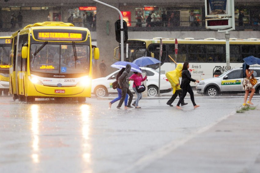 Flexibilização da quarentena aumenta número de acidentes no trânsito 8 PV Autoridades de transito alertam sobre perigos dirigir em dia de chuva 00111242016 850x565 1
