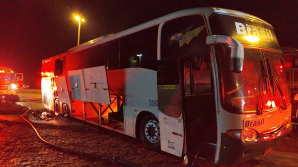Ônibus da Transbrasil que iria de Goiânia para Natal pega fogo na BR-060 7 Transbrasil Chamas3