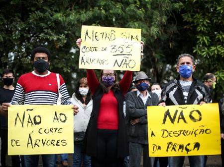 Protesto 'verde' adia obra do metrô em SP 8 19ago2020 moradores protestam contra a derrubada de arvores na praca mauro broco no jardim textil na regiao de vila formosa para obras de extensao da lin