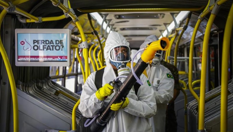agentes do exercito higienizam onibus em curitiba pr1