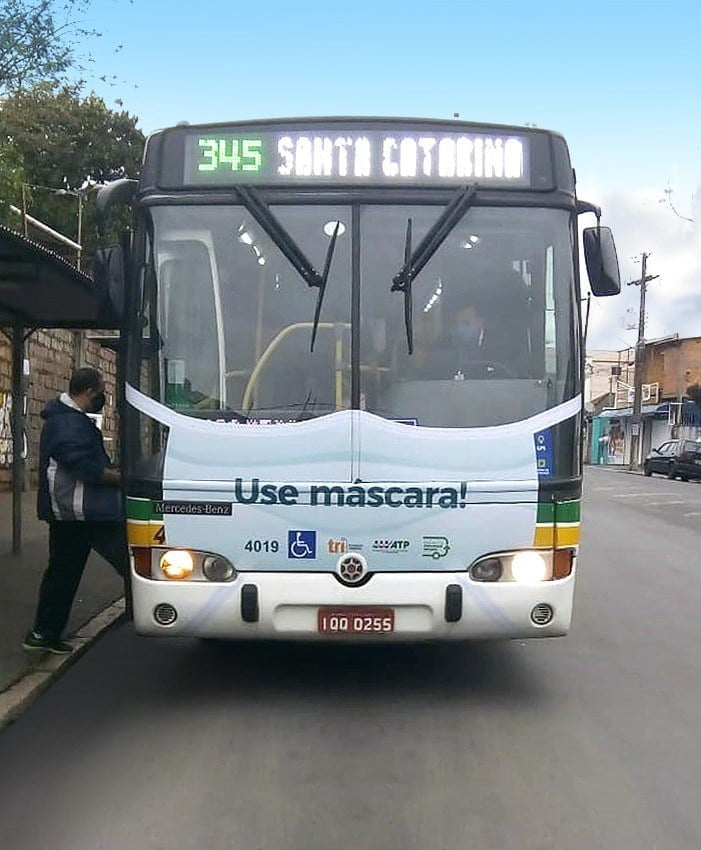 onibus adesivado mascara
