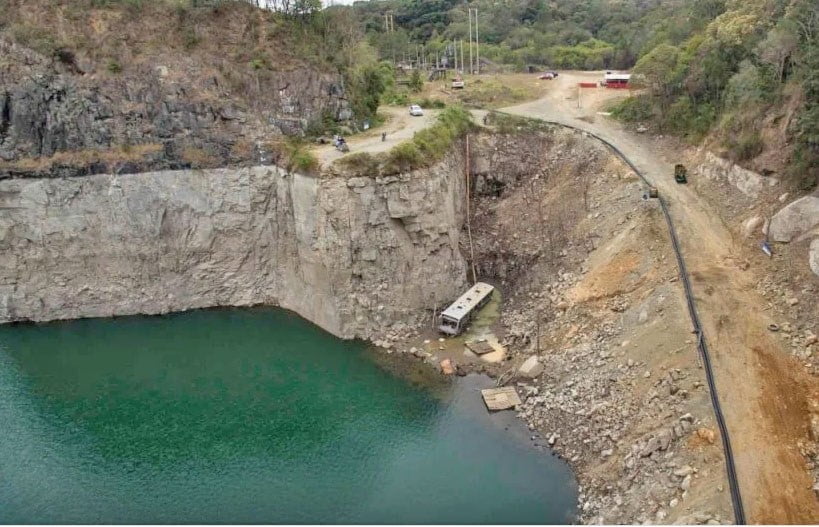 Ônibus surge abandonado no fundo de reservatório de água na região de Curitiba 2 Sem Titulo 1 29