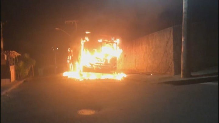 Terceiro ônibus é incendiado em menos de uma semana em Belo Horizonte 6 onibus