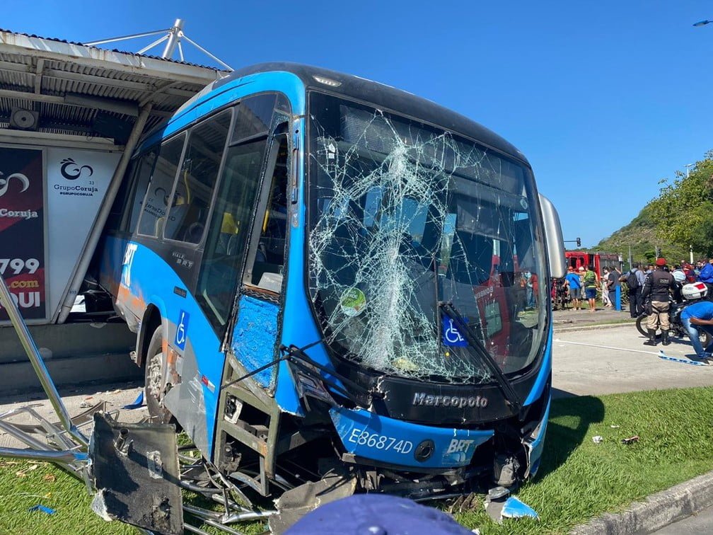 Ônibus invade estação do BRT na Barra da Tijuca; 15 passageiros se feriram sem gravidade 1 whatsapp image 2020 09 03 at 09.52.16