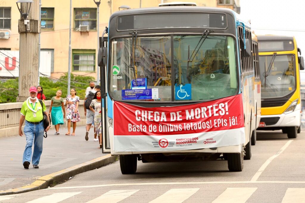 PE: Contra dupla função, rodoviários paralisam circulação de ônibus no Centro do Recife 2 whatsapp image Folha PE