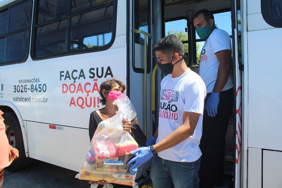 Semtas e Seturn entregam cestas básicas dentro do projeto Busão Solidário