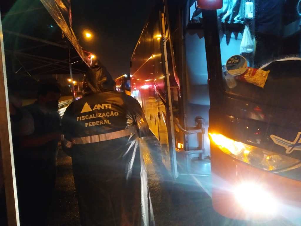 ANTT apreende 16 ônibus em operação contra transporte irregular na madrugada deste sábado 2 resen02