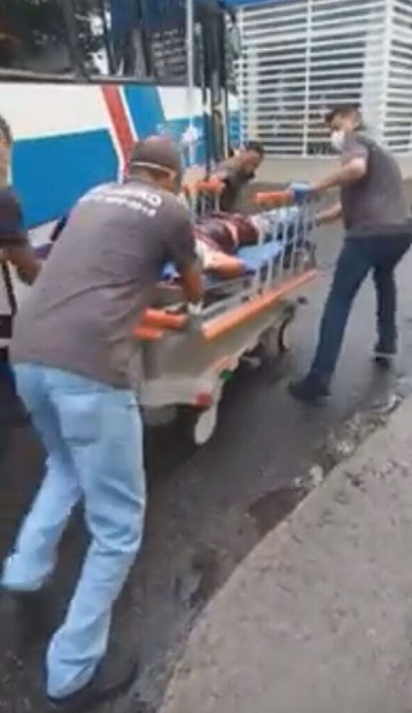 Assalto a ônibus no Rio deixa dois baleados; estado de um deles é gravíssimo 2 01bus