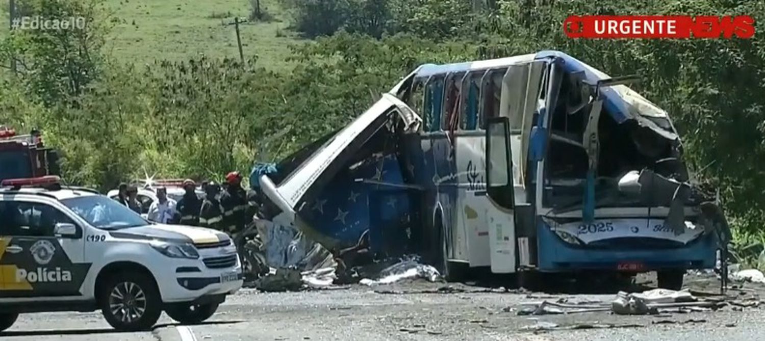 Acidente com ônibus e caminhão deixa 41 mortos no interior de São Paulo