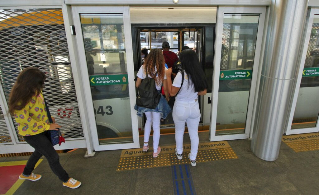 Câmara: Projeto autoriza desembarque de usuária de ônibus fora dos pontos preestabelecidos à noite 2 50290825412 c9b598ac85 k Flickr