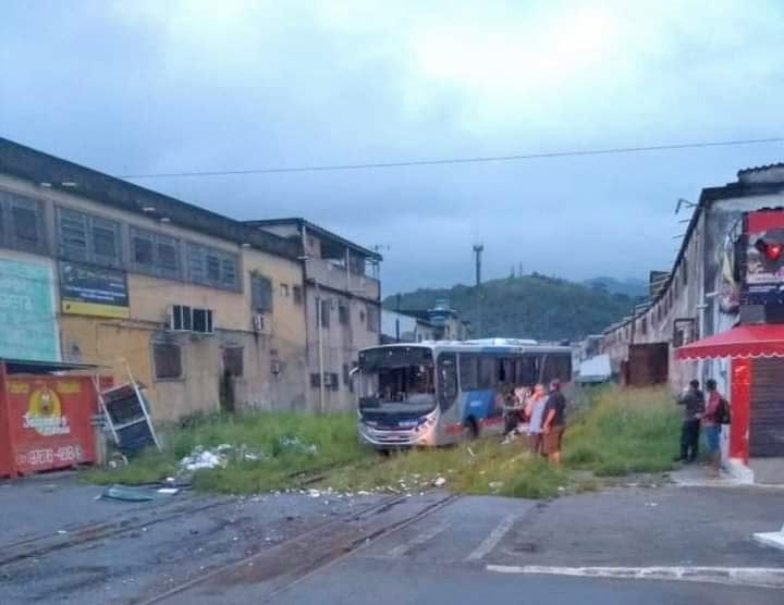 RJ: Trem colide com ônibus da Transporte Machado e deixa três feridos na Baixada Fluminense 10 Emdl971WEAAB89w