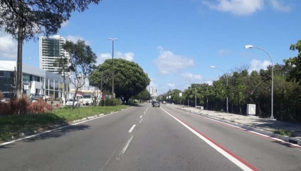 Natal: Faixa compartilhada na av. Roberto Freire está sendo pintada 4 IMG000000000245067 SIN