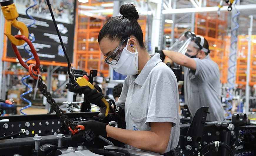 Nível de emprego cai, mas fábricas fazem contratações temporárias 2 X noticia 32058