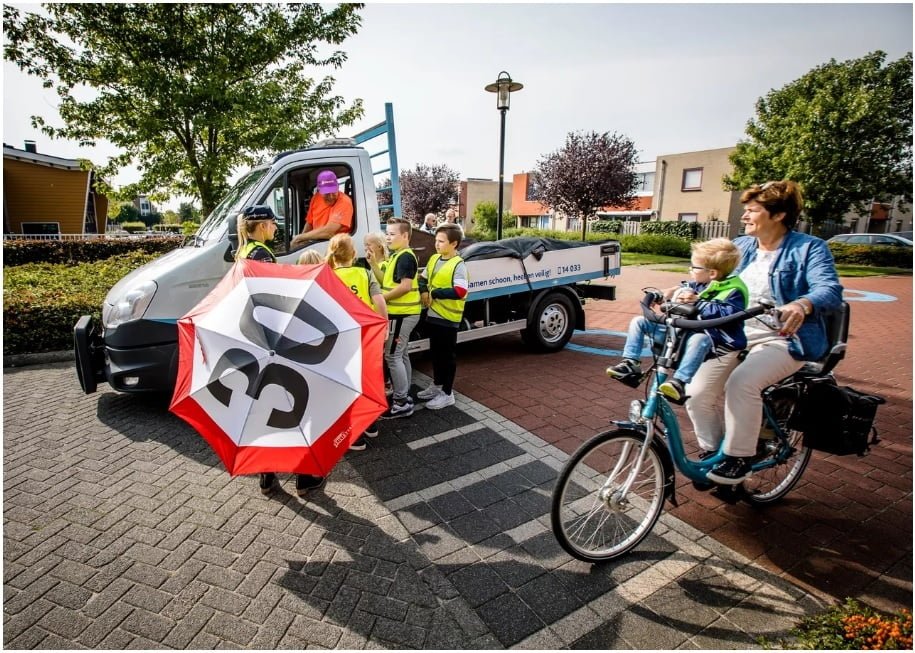 Holanda decide: 30 km/h é a velocidade máxima nas cidades 2 agente de transito e criancas fazem acao educativa1