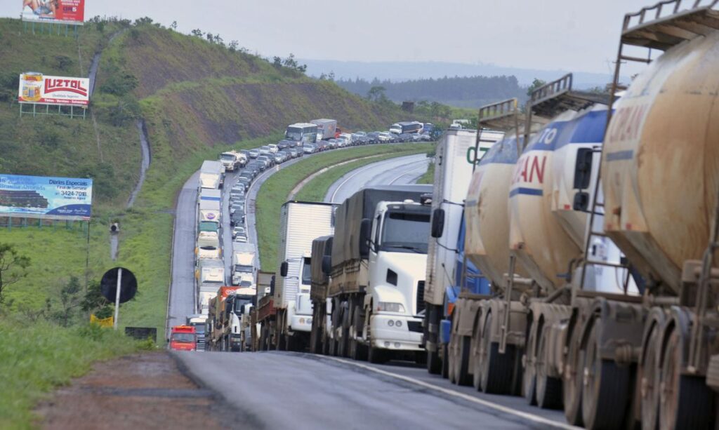 Pesquisa revela melhora na sinalização de rodovias no Brasil 2 caminhoes em estradas Agencia Brasil