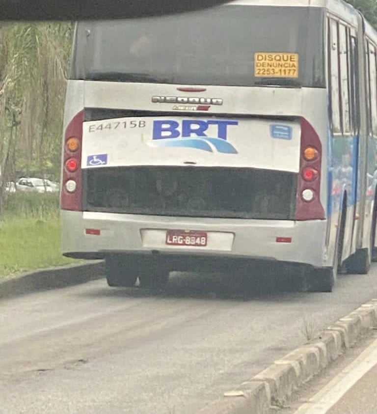 Rio: Apresentadora do SBT flagra ônibus do BRT em péssimas condições na Zona Oeste 2 onibus brt isabele benito 20509318