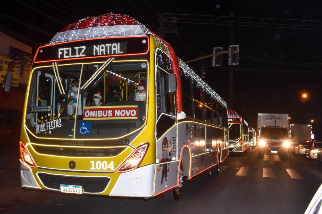 AL: Ônibus natalinos encantam maceioenses durante carreata iluminada 2 18122020 Onibus de Natal MA 69 Prefeitura Maceio