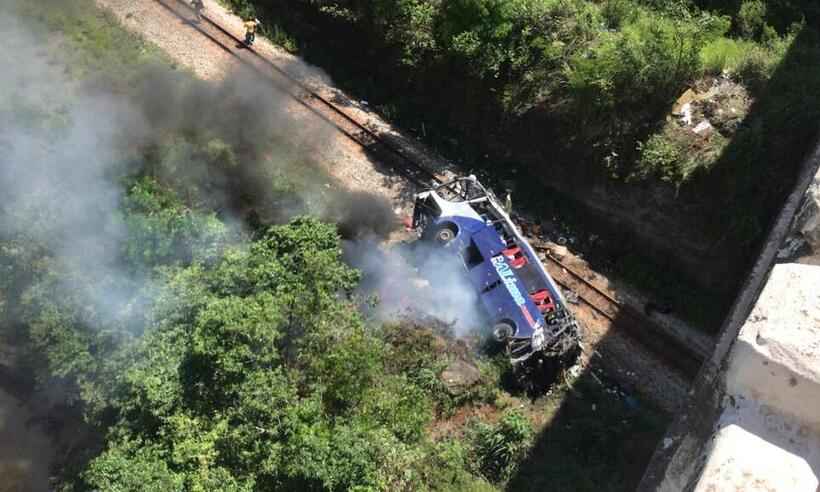MG: Ônibus cai de viaduto e deixa ao menos 17 mortos na BR-381, em João Monlevade 1 Divulgacao CBMMG Jornal O Tempo