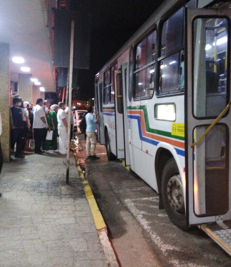 Mulher é atingida por bala perdida dentro de ônibus na Zona Leste de Natal 2 Redes sociais G1 RN