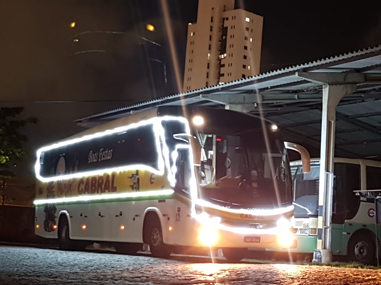 Cabral com ônibus enfeitados para o período natalino
