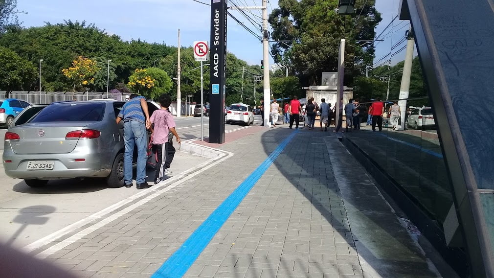 Senado aprova destinação de 10% de multas a obras de acessibilidade 4 calcada acessivel em frente a estacao de metro em sao paulo