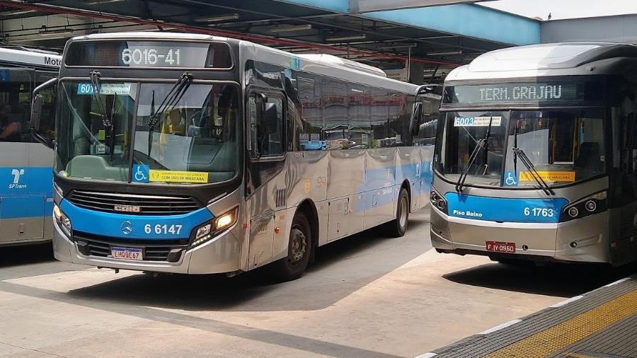 Em São Paulo, Prefeito exige wi-fi em ônibus, mas tecnologia que traria economia empaca 2 onibus estacionados no terminal grajau extremo sul da cidade de sao paulo