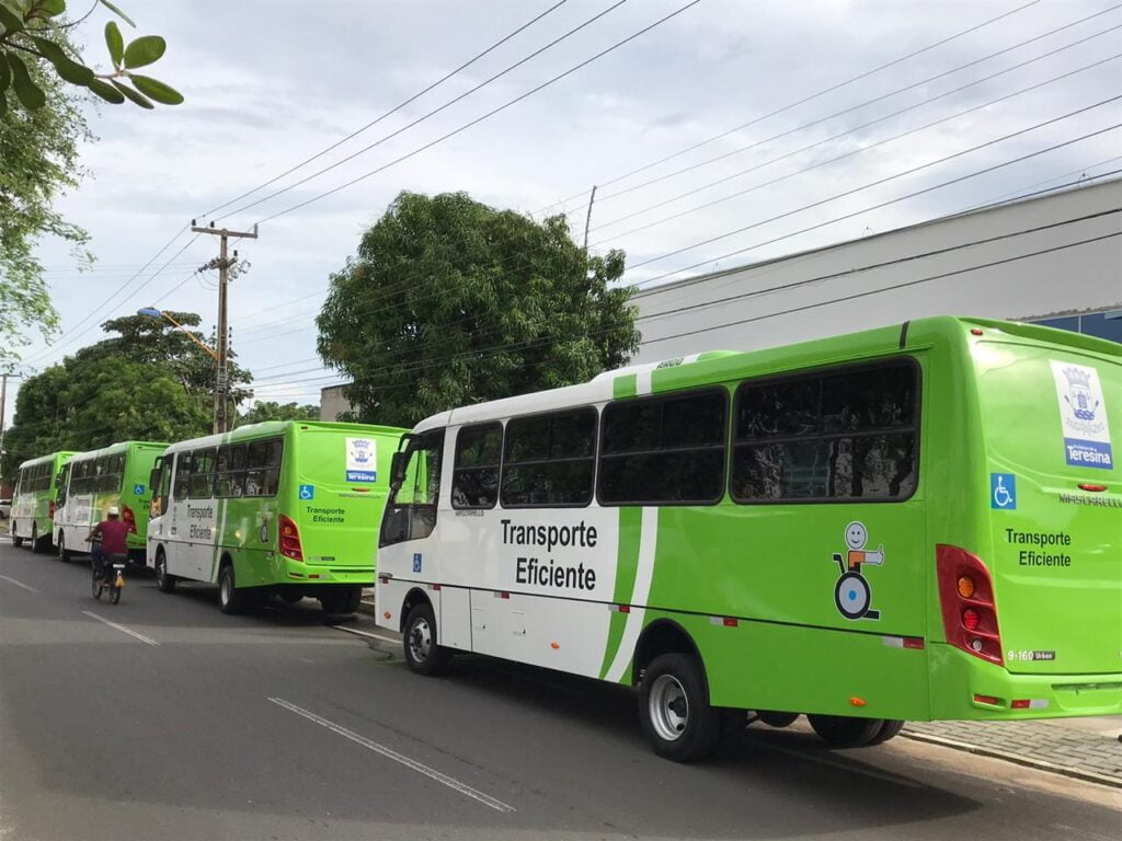 PI: Prefeitura de Teresina triplicou frota do Transporte Eficiente para beneficiar pessoas com mobilidade reduzida 2 veiculos transporte eficiente PMT