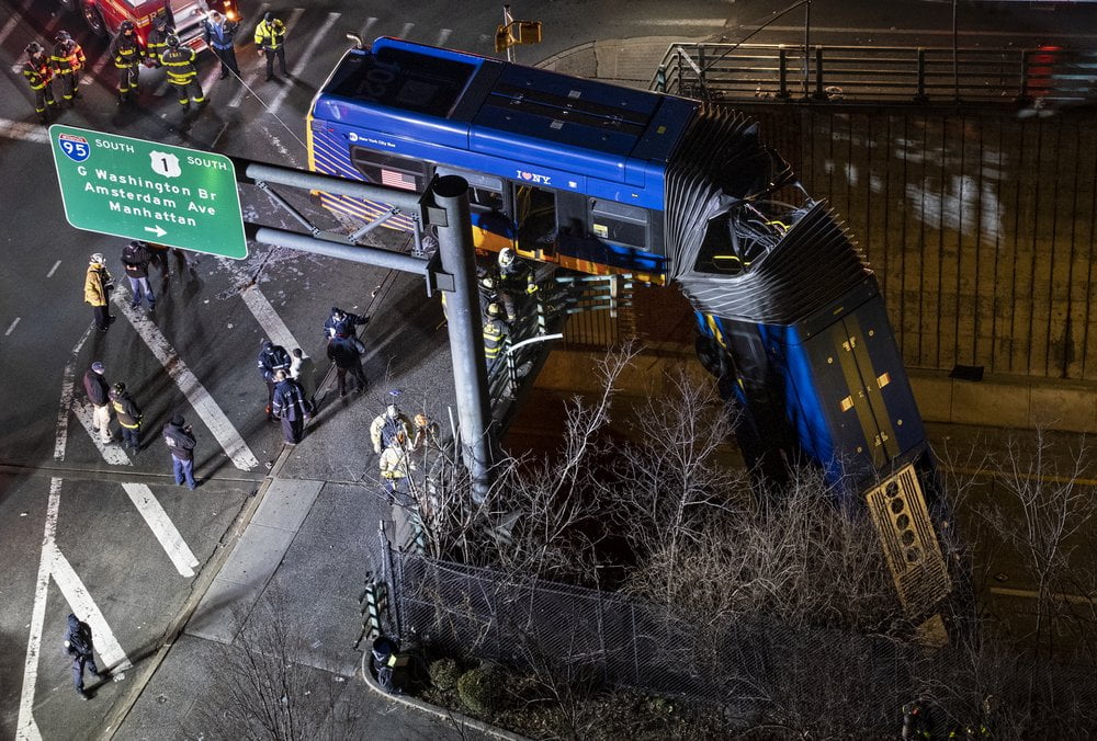 Ônibus articulado fica pendurado após metade despencar de ponte em Nova York 1 1000 AP