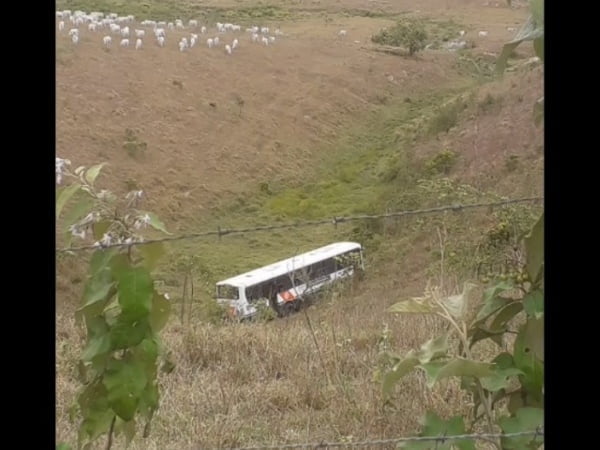 AL: Ônibus da Veleiro sai da pista e cai em ribanceira em Rio Largo 5 202101041657 2635b1a273 Gazetaweb