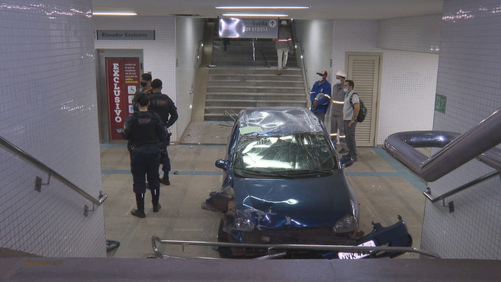 Motorista embriagado invade estação de metrô na Asa Sul, em Brasília 4 carro invade estacao metro 00018 frame 0