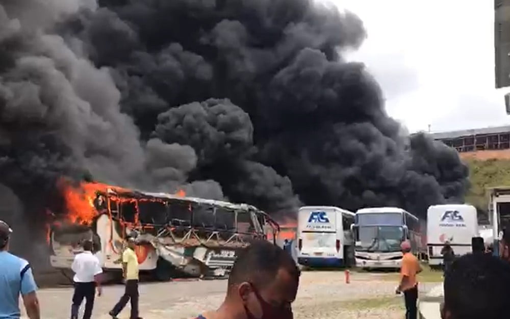 BA: Incêndio atinge garagem de ônibus e destrói veículos em Salvador 9 incendio 2 G1 BA