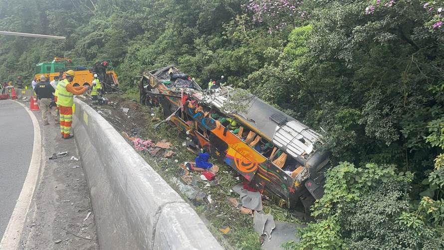 Acidente com ônibus de turismo deixa 19 mortos no Paraná 8 onibus capota Parana