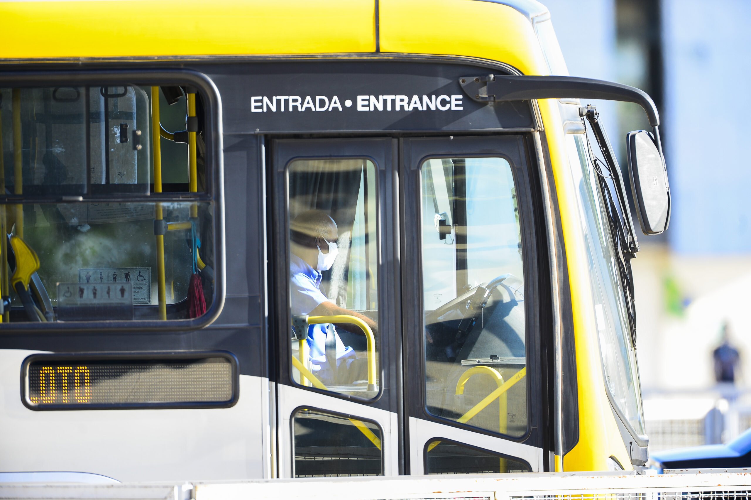 Área econômica avalia volta de corte e suspensão de jornada e salários 9 transporte urbano df mascara 0429202651 scaled