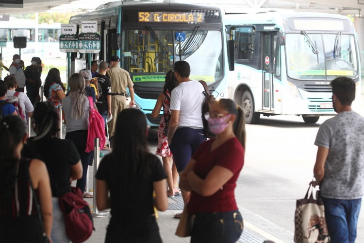 Ceará: Sindiônibus afirma que frota não pode ser ampliada porque empresas venderam os ônibus 2 1 onibus terminal aglomeracao bc8i5138 14982951